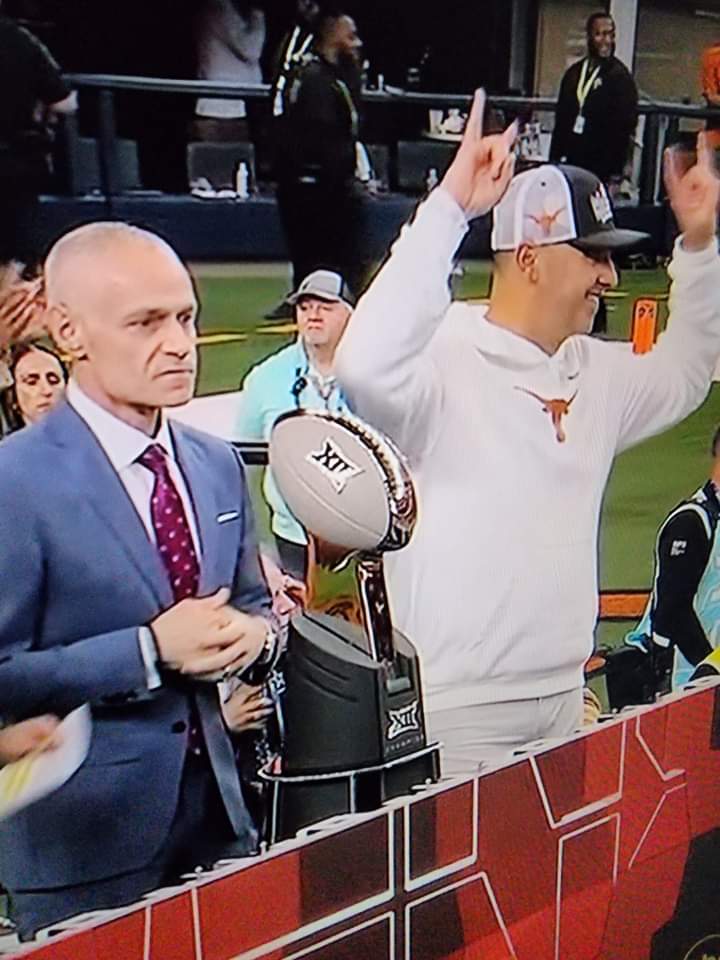 HookemHorns87TF's tweet photo. This picture is worth a 1000+ words #Hookem 😁😁😁😁😁😁😁 https://t.co/r9XMBYCw0f