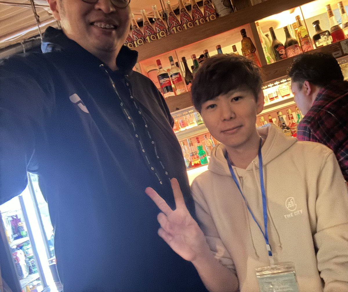 gulliver_hub's tweet photo. 【イメージの刷り込みと仕事について】
イメージの刷り込みの話。
イメージを与える為には繰り返し見てもらうことはやはり重要。
「Discord = ガリバー」を植え付ける為にはひたすらソレについて発信しないといけないし、クチコミがクチコミを呼ぶ好循環を作る為にも良いモノを提供し続けないといけない。
Discordの運営であれば依頼者の考えを組み込んで可能な限り出来る！
と答えてあげるように意識してるし、出来ない事でも代替え案を合わせて提示する事は信憑性に繋がると思います。
フィジカルイベントでは出来るだけDiscordグッズを身につけるようにしてます。

話は変わって、フィジカルイベントに行くと一番多く声を頂くのはマネタイズについて。
コミュマネ、モデレーター、BCエンジニア、Discordエンジニア、アドバイザーやイラストレーターの方からも、ホントに多くの方にから悩みを聞く。
まだまだALが報酬になってるところも多い。
コミットしてる内容によってもちろん変わってくるけど、ガリバーの素人ながらの回答としてはいつもこんな感じ。

・対個人
レベニューシェアで基本相談する。
個人的にはfounder含むプロジェクトが自分の事を色々なところに推してくれたり広告塔になってくれるなら金銭的な報酬は無報酬でもオッケーという考えです。
founderの方はフォロワーを抱えてる事が多いので少額の金銭を受け取るより圧倒的に効果がでかいです！
紹介してもらいやすいように、スペースにはマメに参加したりフェローも忘れずに。
founderはプロジェクトにフルコミで個人事業主であることも多いので定額で支払ってもらうのは難しい。
相談するのは問題ないと思うけど金銭を支払ってもらうのは双方の寿命を縮めることになるかもしれない。

・対企業
しっかり金銭的な報酬を頂きましょう。1万円であっても金銭を受け取る事が自身に繋がると思います。対企業の場合は自身のポートフォリオ作りや企業間のクチコミにも繋がりやすいので良好な関係を作りましょう。
いつも感謝感謝。

私が優先しているのは現段階では「Discord ＝ ガリバー」のイメージ作りです。
賛否両論あるかと思いますが、長い目線で活動していくのであれば成功体験を沢山経験するのが大事かなと。