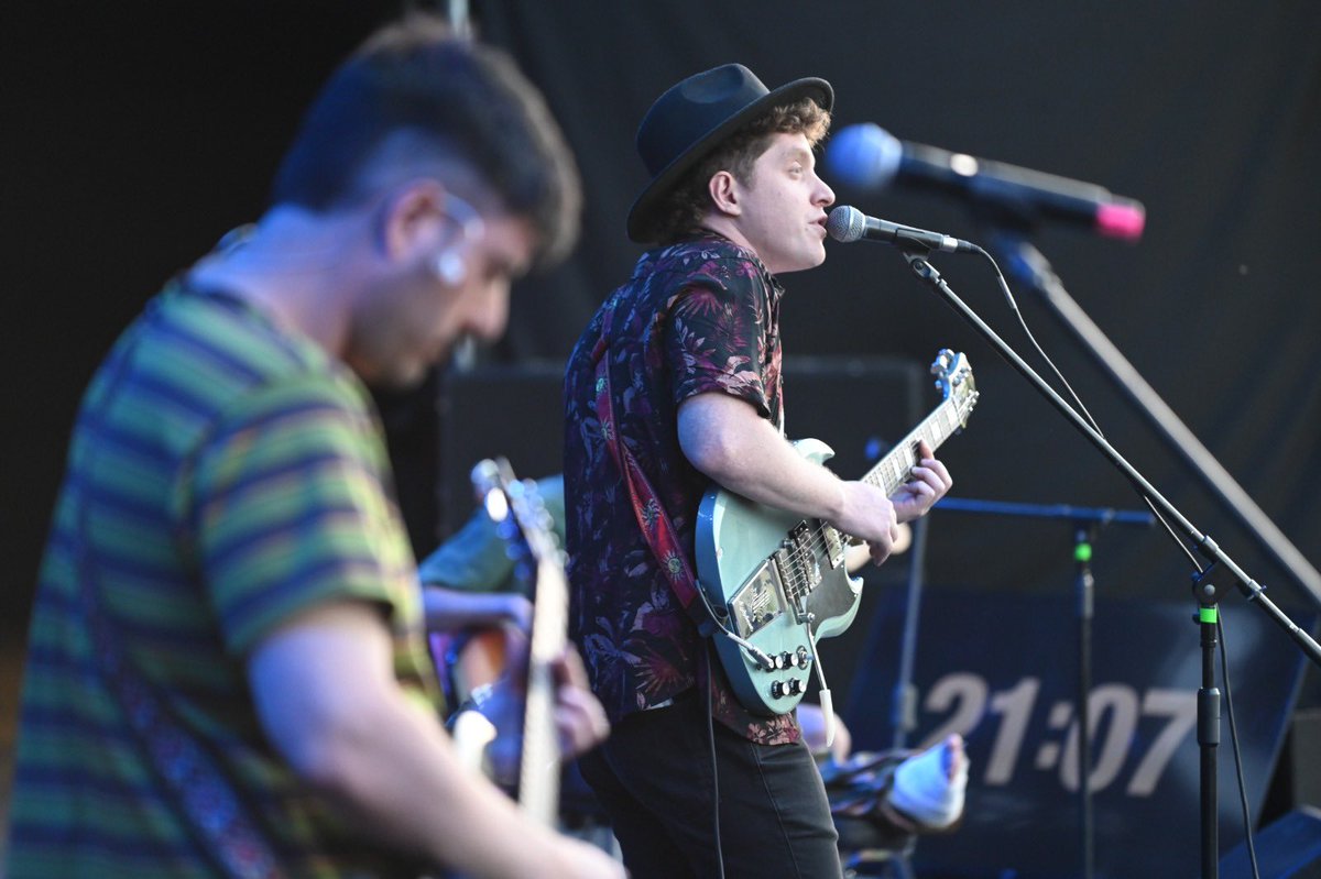 Atardecer y la musiquita de #Sam sobre el escenario. Todavía le queda mucho más a esta edición de  #FiestaCervezaGC. ¡Te estamos esperando!