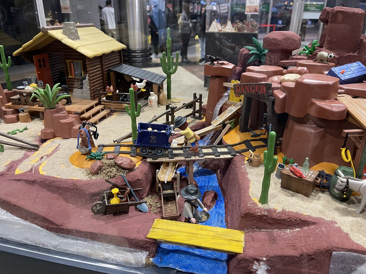 es_click's tweet photo. Alguno de los Dioramas de PLAYMOBIL expuestos en el centro comercial @VialiaSalamanca de mano de la Asociación Cultural ‘Los Amigos de los Click’ https://t.co/WCPXyxcrZQ