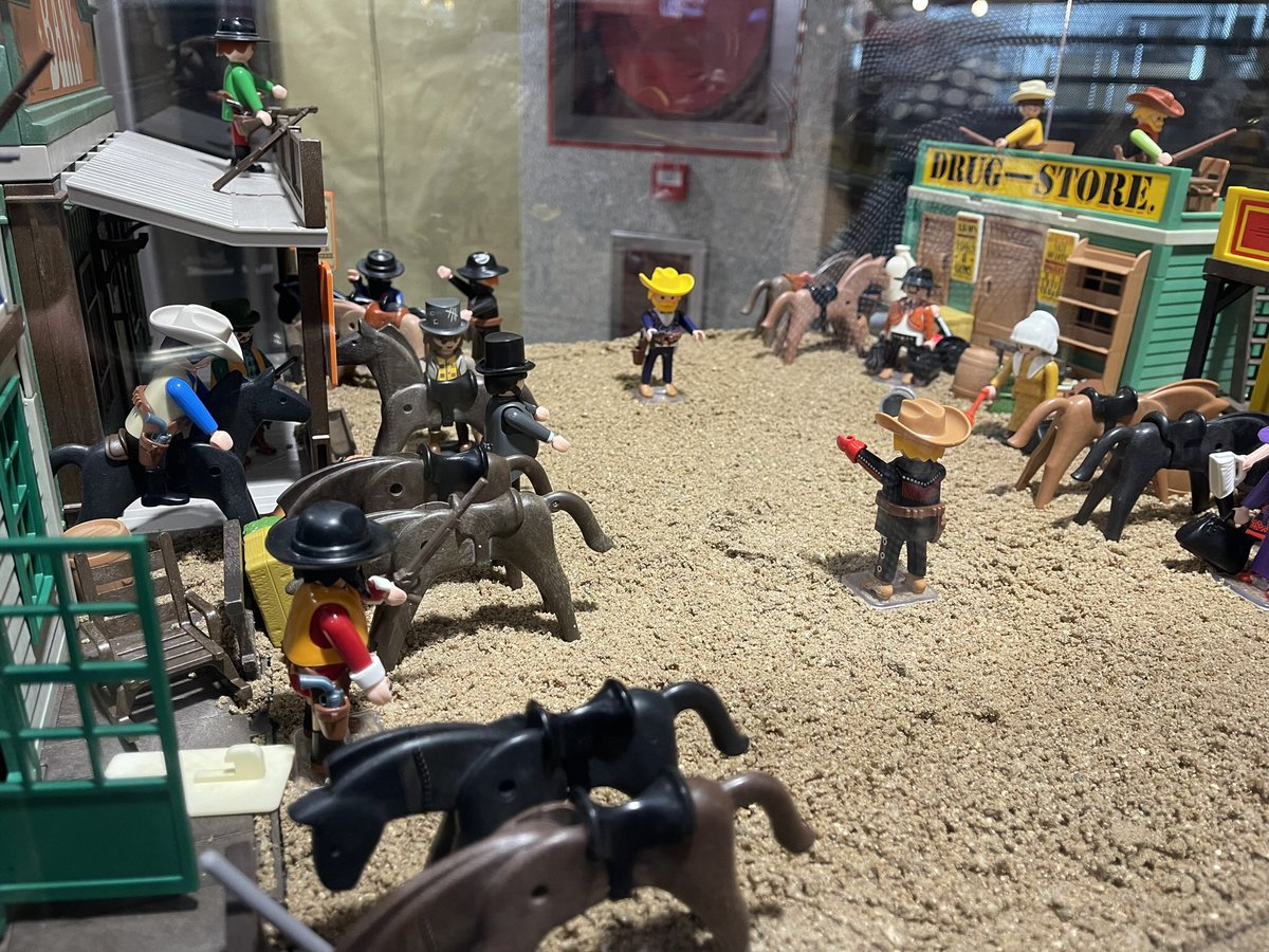 es_click's tweet photo. Alguno de los Dioramas de PLAYMOBIL expuestos en el centro comercial @VialiaSalamanca de mano de la Asociación Cultural ‘Los Amigos de los Click’ https://t.co/WCPXyxcrZQ