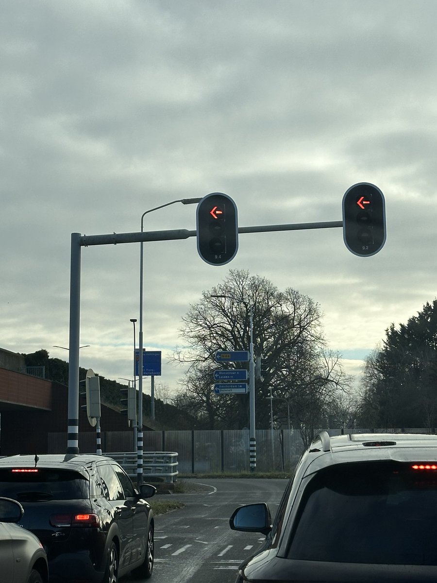Wie is verantwoordelijk voor de instelling van verkeerslichten? De schakeling en de timer van de stoplichten op het Kruispunt Landscheidingsweg / Leidsestraatweg N44 is veranderd. Hierdoor ontstaat onnodig file in richting Wassenaar. #N44 #ANWB #RWS #Rijkswaterstaat