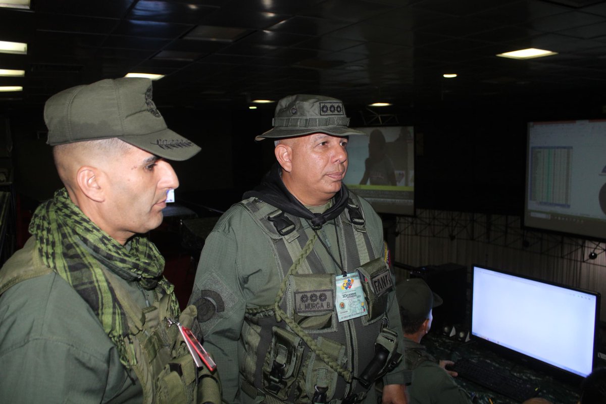ejercito_ve's tweet photo. 🪖 #Fotos || Como parte de las revistas que se efectúan en el Plan República, el MG José Antonio Murga Baptista @comandantegejb, efectuó visita al Puesto de Comando del Ejército Bolivariano para verificar el fiel cumplimiento de la misión asignada en estas elecciones.
#VenezuelaDiceSi #3Diciembre