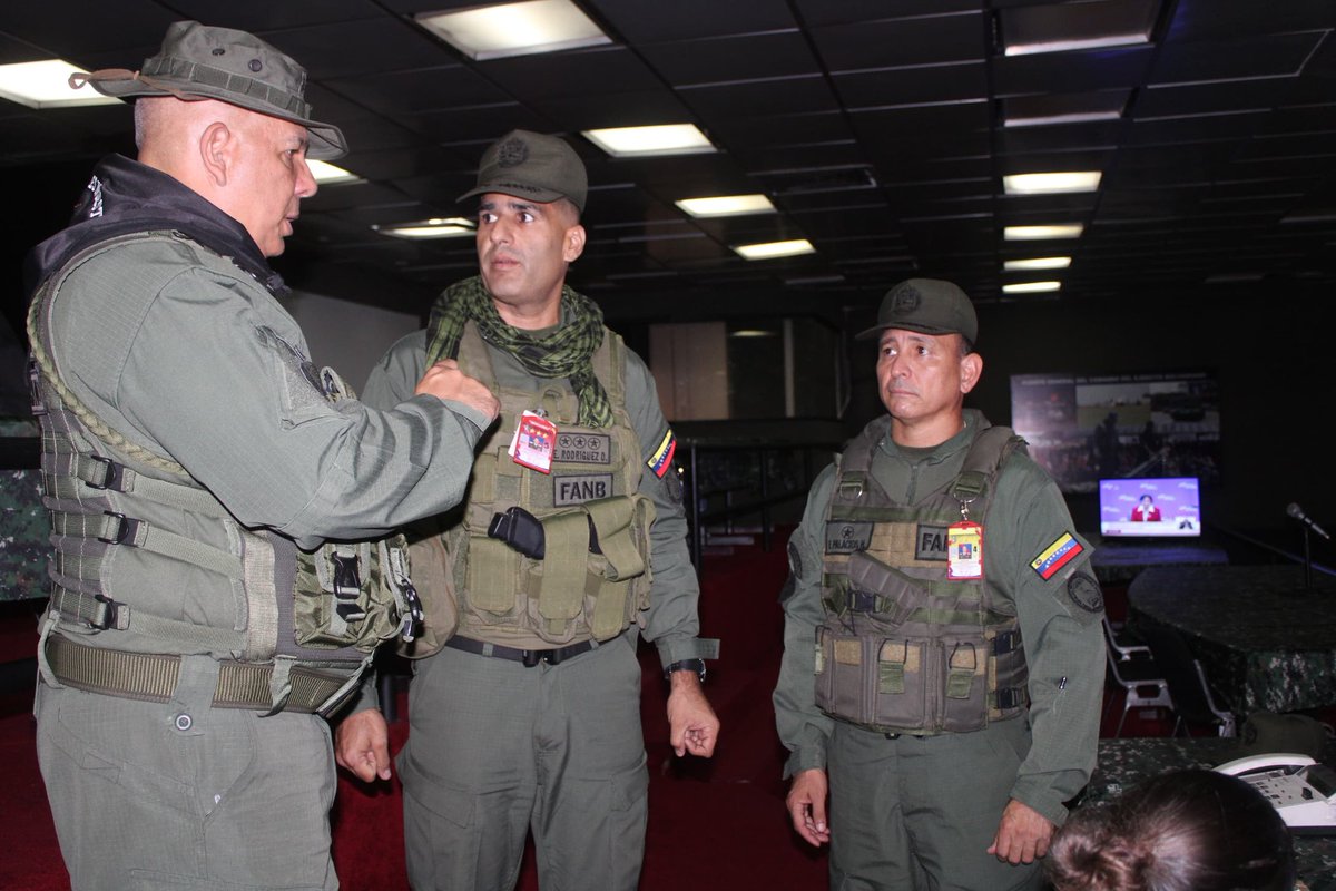 ejercito_ve's tweet photo. 🪖 #Fotos || Como parte de las revistas que se efectúan en el Plan República, el MG José Antonio Murga Baptista @comandantegejb, efectuó visita al Puesto de Comando del Ejército Bolivariano para verificar el fiel cumplimiento de la misión asignada en estas elecciones.
#VenezuelaDiceSi #3Diciembre