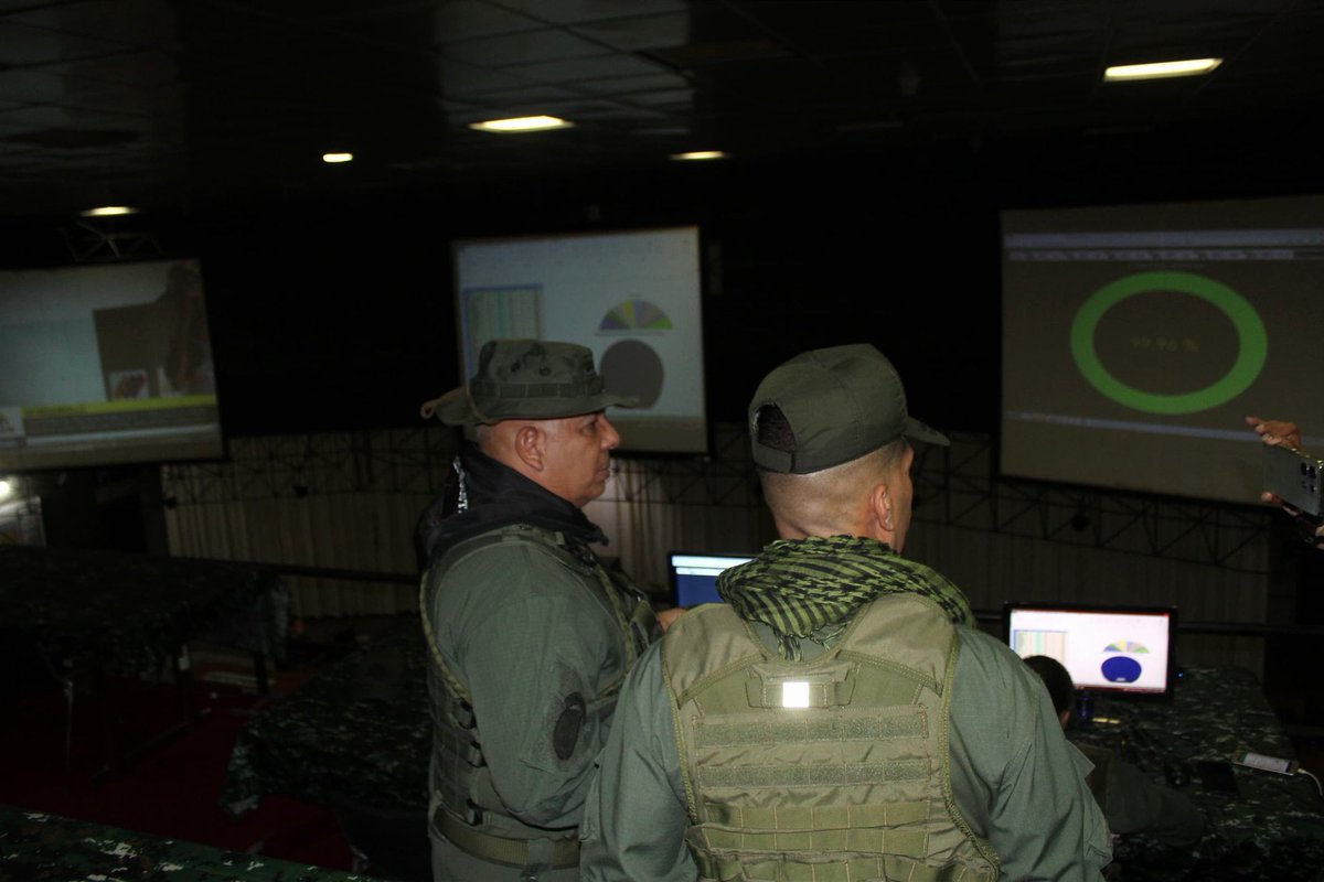 ejercito_ve's tweet photo. 🪖 #Fotos || Como parte de las revistas que se efectúan en el Plan República, el MG José Antonio Murga Baptista @comandantegejb, efectuó visita al Puesto de Comando del Ejército Bolivariano para verificar el fiel cumplimiento de la misión asignada en estas elecciones.
#VenezuelaDiceSi #3Diciembre
