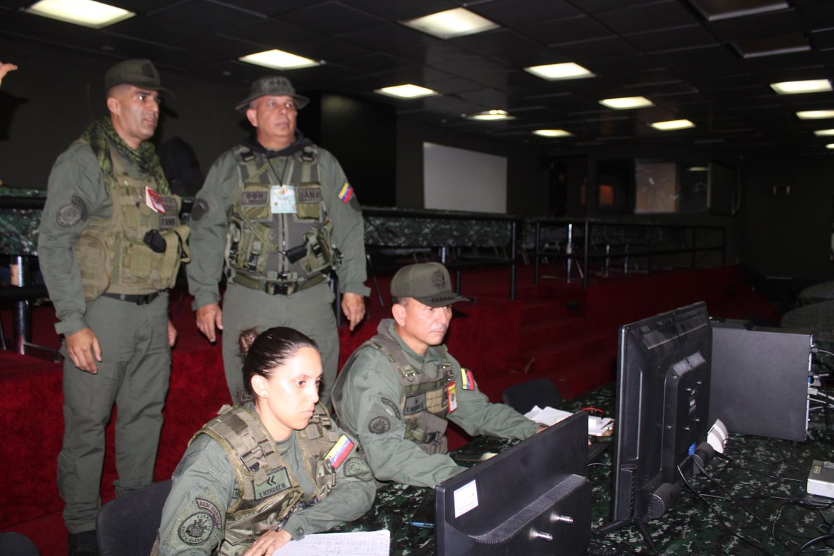 ejercito_ve's tweet photo. 🪖 #Fotos || Como parte de las revistas que se efectúan en el Plan República, el MG José Antonio Murga Baptista @comandantegejb, efectuó visita al Puesto de Comando del Ejército Bolivariano para verificar el fiel cumplimiento de la misión asignada en estas elecciones.
#VenezuelaDiceSi #3Diciembre