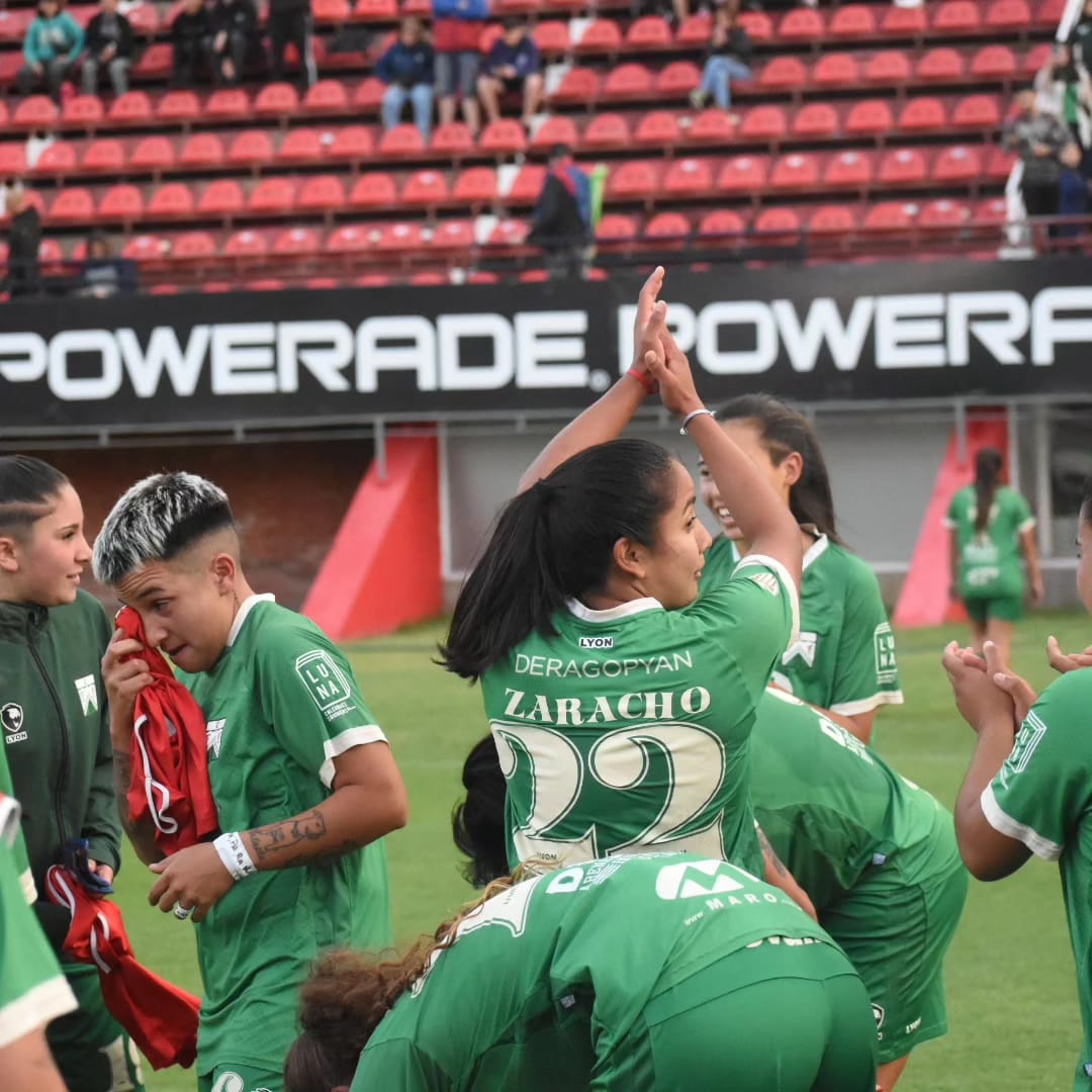 FerroOficial's tweet photo. ¡TRIUNFO Y SEMIFINALES PARA @FerroFemenino! ⚽️🔥

Con gol de Alicia Zaracho, derrotaron a San Lorenzo por 1 a 0 de visitantes y jugarán la semifinal de la #CopaYPF. 🏆

El miércoles enfrentarán a Boca en Casa Amarilla. 💪🏼

¡Vamos Ferro! ¡Vamos las pibas! 🙌🏼

#VivíFerro 💚 https://t.co/sRo9LoC6xK