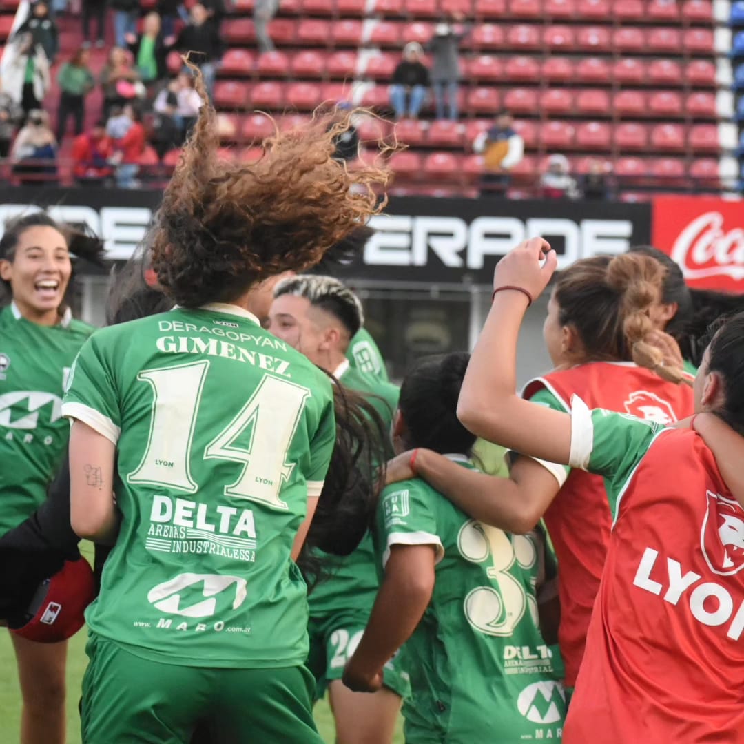FerroOficial's tweet photo. ¡TRIUNFO Y SEMIFINALES PARA @FerroFemenino! ⚽️🔥

Con gol de Alicia Zaracho, derrotaron a San Lorenzo por 1 a 0 de visitantes y jugarán la semifinal de la #CopaYPF. 🏆

El miércoles enfrentarán a Boca en Casa Amarilla. 💪🏼

¡Vamos Ferro! ¡Vamos las pibas! 🙌🏼

#VivíFerro 💚 https://t.co/sRo9LoC6xK