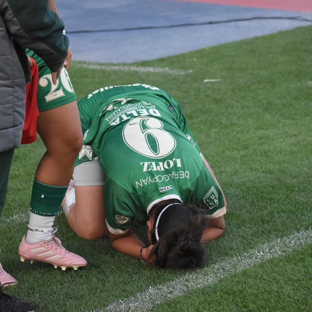 FerroOficial's tweet photo. ¡TRIUNFO Y SEMIFINALES PARA @FerroFemenino! ⚽️🔥

Con gol de Alicia Zaracho, derrotaron a San Lorenzo por 1 a 0 de visitantes y jugarán la semifinal de la #CopaYPF. 🏆

El miércoles enfrentarán a Boca en Casa Amarilla. 💪🏼

¡Vamos Ferro! ¡Vamos las pibas! 🙌🏼

#VivíFerro 💚 https://t.co/sRo9LoC6xK