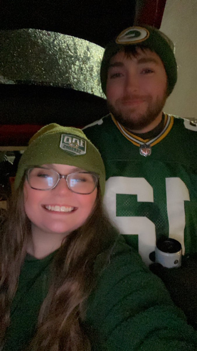 reh_beeXII's tweet photo. TAILGATE WITH #twitterlessbrandon 💚💛 https://t.co/cxtcIET29w