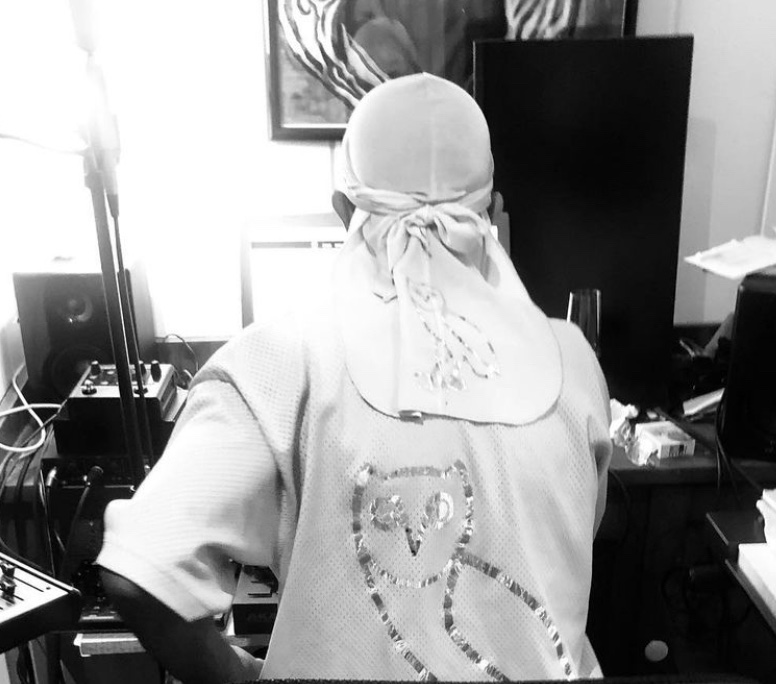 anonymousplugs's tweet photo. OVO meets neon green holographic meltdown. A custom 1 of 1 custom DURAG and shirt that's sure to turn heads. The durag has a melting owl on the back of its flap as well. S/o to 
@therealdennisg
 for always looking fly 🍀🔥 https://t.co/9J0lLYSfGX
