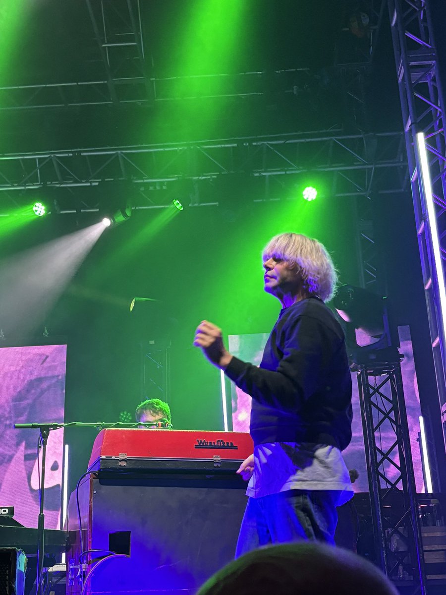 SJT318's tweet photo. @Tim_Burgess @thecharlatans  what a great night we had @ruthbe35 💚💚 https://t.co/nKrPkLnZsQ