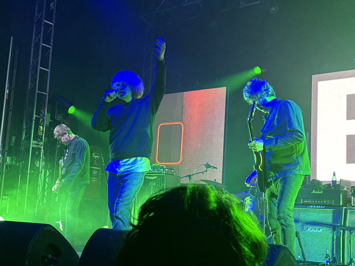SJT318's tweet photo. @Tim_Burgess @thecharlatans  what a great night we had @ruthbe35 💚💚 https://t.co/nKrPkLnZsQ