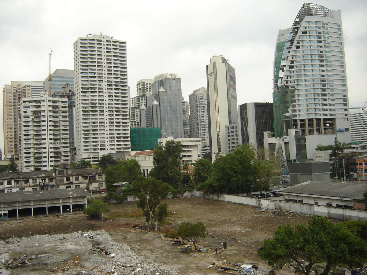 pureguava10300's tweet photo. Terminal 21 at Asoke Intersection & Sukhumvit road around 2007 when the street outside was dark & gangs of ladyboys would hide at the pedestrian bridge at night & prey on tourists walking to & from Cowboy & Nana. #RunningTheGauntlet #Bangkok #Thailand
https://t.co/8pd3QkVij0 https://t.co/FyrxB2JpGd