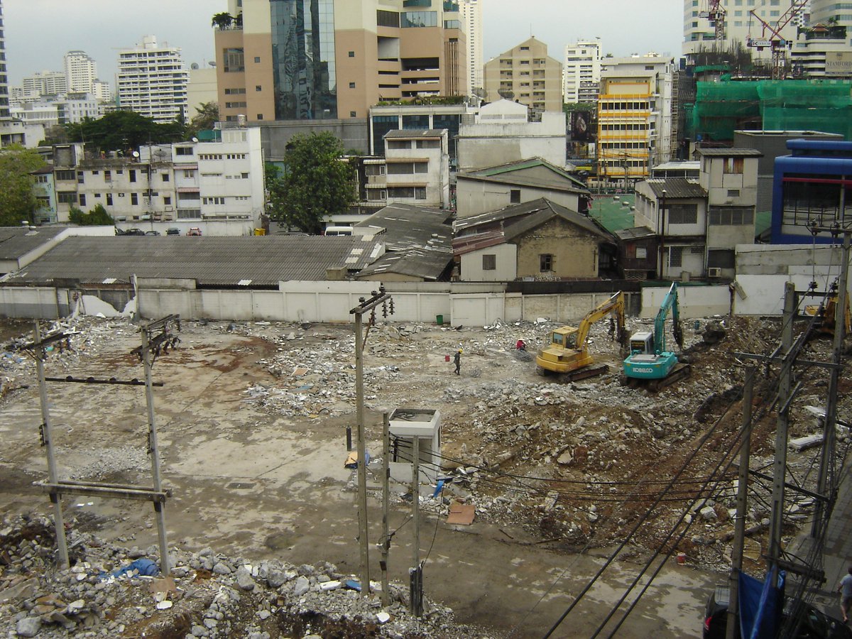 pureguava10300's tweet photo. Terminal 21 at Asoke Intersection & Sukhumvit road around 2007 when the street outside was dark & gangs of ladyboys would hide at the pedestrian bridge at night & prey on tourists walking to & from Cowboy & Nana. #RunningTheGauntlet #Bangkok #Thailand
https://t.co/8pd3QkVij0 https://t.co/FyrxB2JpGd