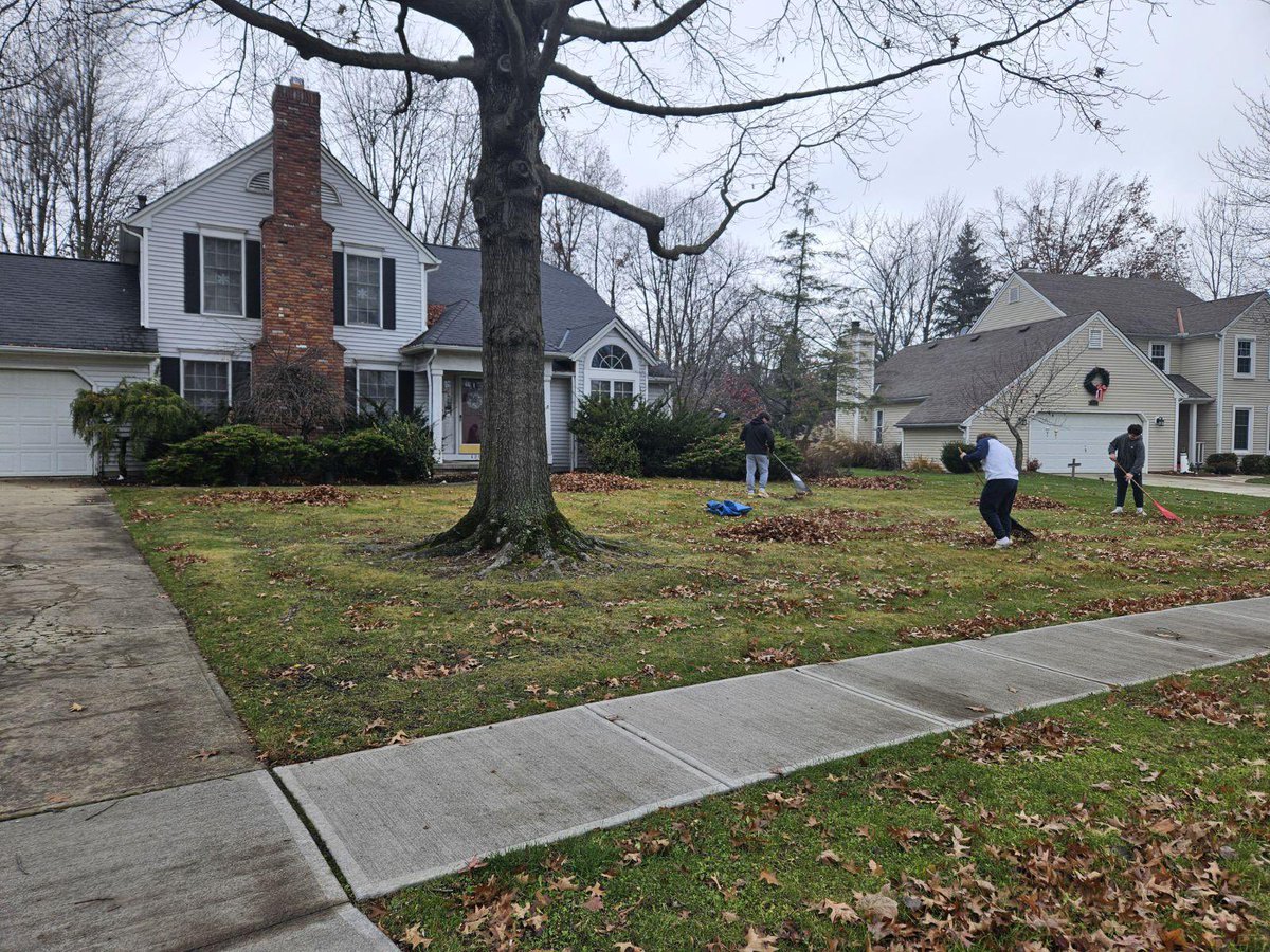 Proud of our guys today! <a href="/Shoremen_LAX/">Avon Lake Lacrosse</a> doing a flash yard cleanup for an elderly member of the community and in the meantime time they were working on their ground ball scooping skills! <a href="/ALBoosters/">ALAthleticBoosters</a> @MMay_ALHS