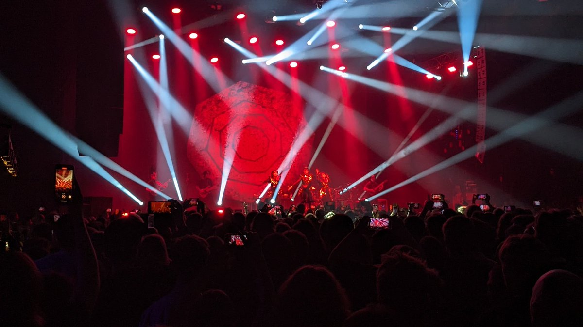 sillyworx's tweet photo. Had so much fun at #Babymetal this evening. Great show! https://t.co/RUg6zkIfbc