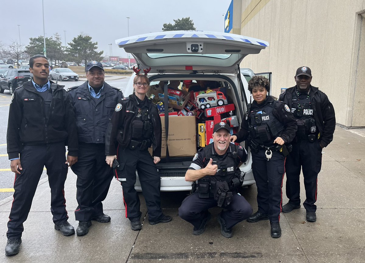 THANK@YOU SCARBOROUGH!!
Huge shout out to the shpppers at #scarboroughtowncentre who donated over 300 toys &amp; over $1400! Many kids Christmas mornings will be changed, thanks to your generosity!! Well done! 👏🏻 <a href="/tps43div/">43 Division</a> @daverydzik @tpsauxiliary