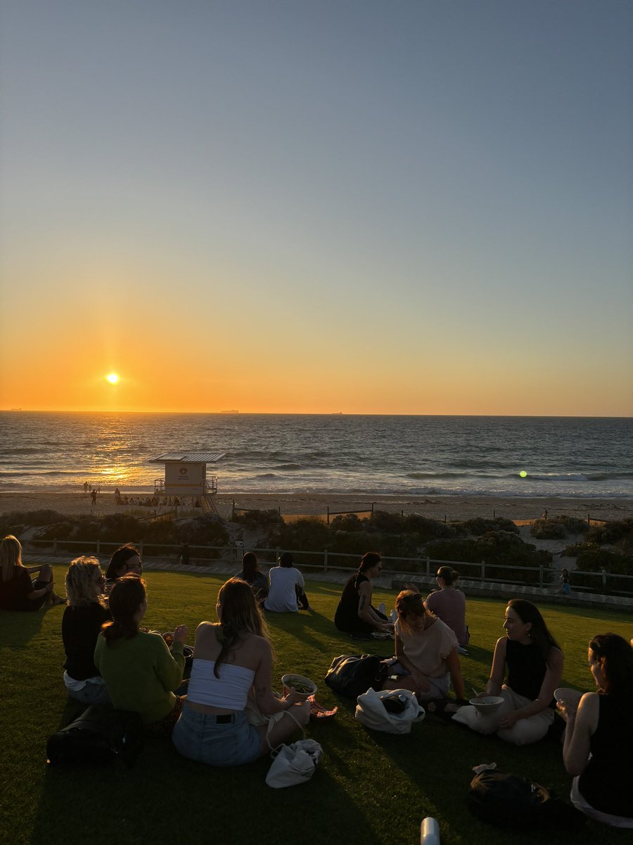 First time presenting at a conference ✅
First time visiting Perth ✅
Had an amazing time at #SMHR2023 sharing my research, hearing about all the great things happening in the mental health space and watching the beautiful Perth sunsets everyday!! ☀️