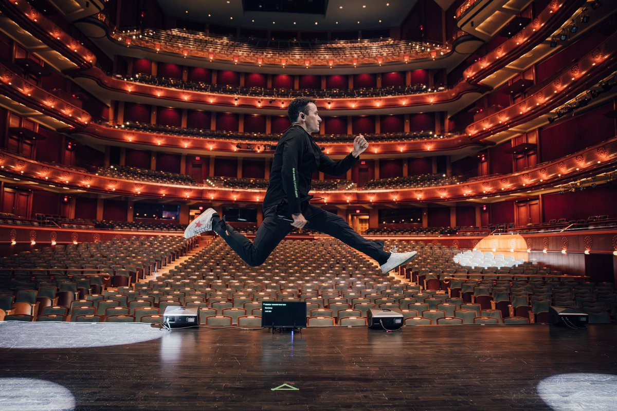 Fonseca's tweet photo. Llegó Diciembre con su alegría y nosotros lo celebramos en Newark con nuestro #ViajanteTour🔥Qué noche! 
📸 #CesarCalderón https://t.co/UBYNmoCBXw