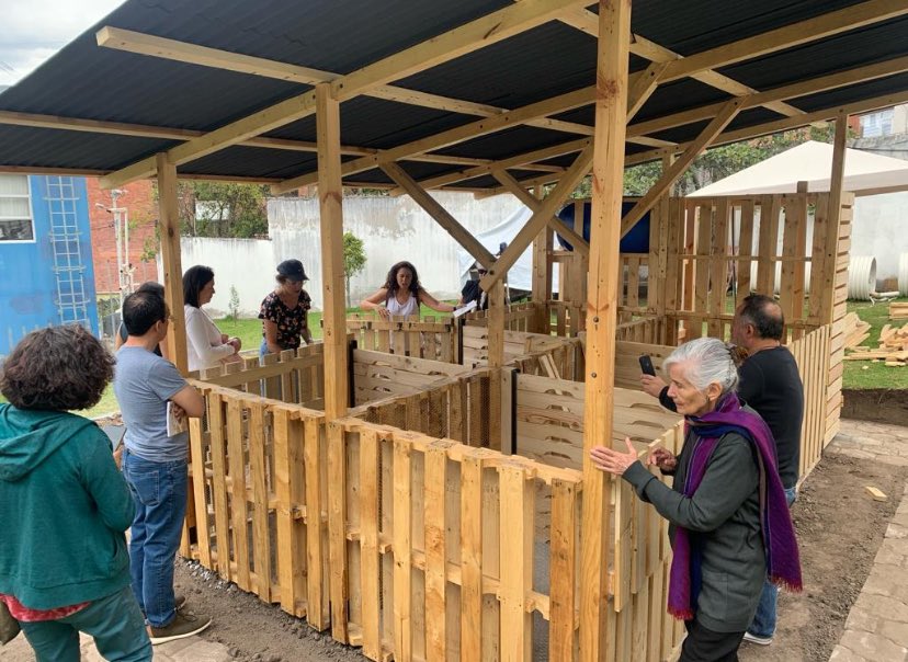 MElenaRodrguez's tweet photo. 4. Nos ganamos unos fondos de la @BasuraCeroEC con apoyo de @AcEcologica para  construir la estacion de compost, que incluye 6 composteras, mecanismos de volteo, sistema de drenaje, recolección de agua lluvia, entre otros… quedo así (linda): https://t.co/TpTDCtg6od