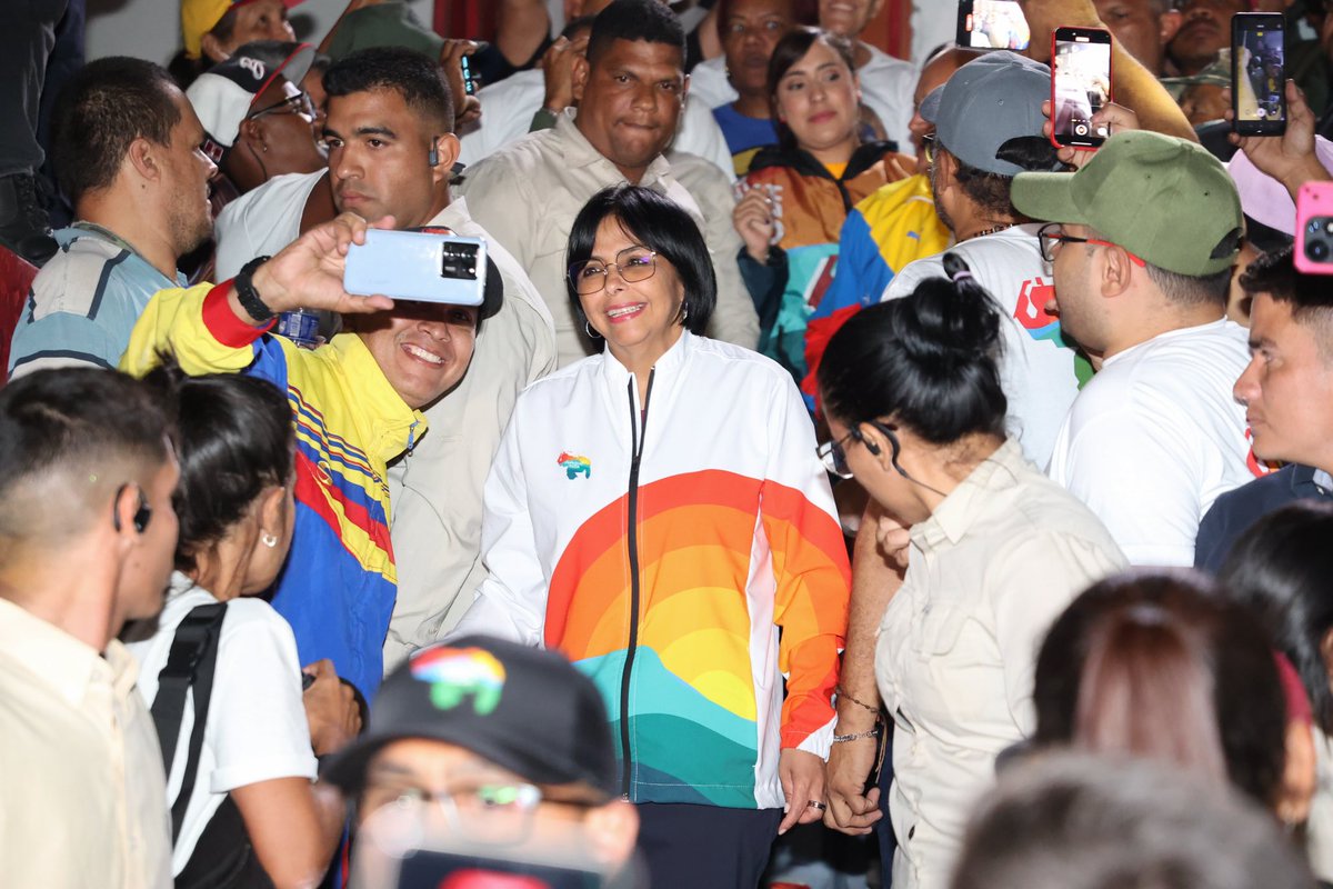 ¡Operación remate! Rodeados de la alegría del pueblo de La Silsa en Caracas invitamos a los venezolanos/as que no han votado a que salgan a ejercer su derecho, para así cerrar con éxito esta jornada histórica del Referendo Consultivo en defensa de nuestra Guayana Esequiba.