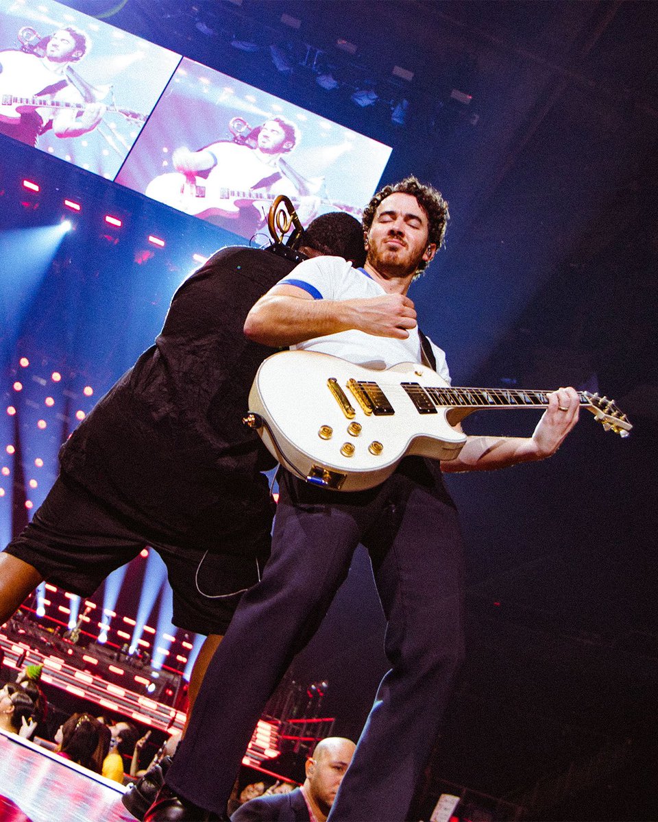 jonasbrothers tweet picture