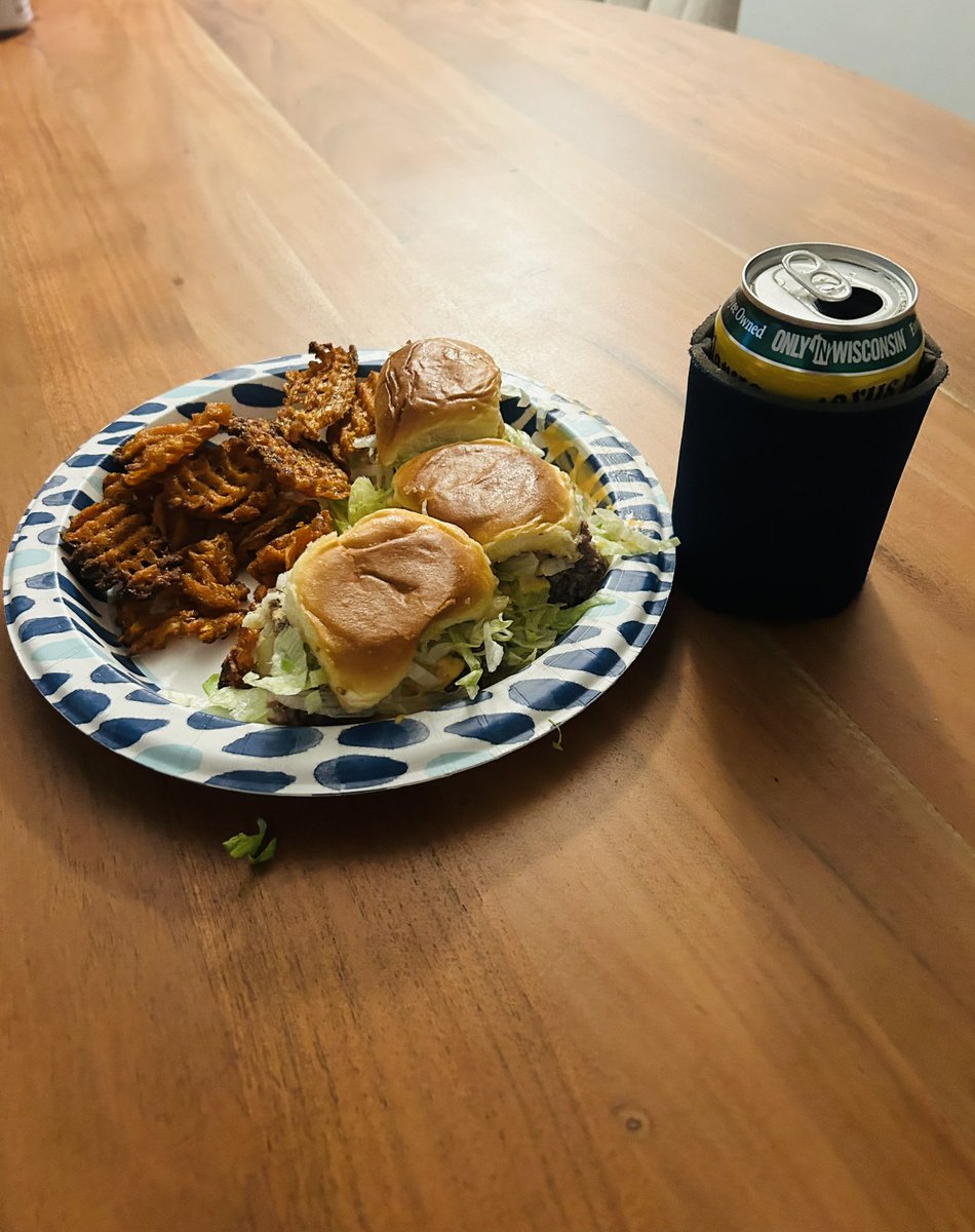 LCschneebs34's tweet image. Drewski’s pregame eats: big mac sliders on sweet Hawaiian rolls, hot off the @PitBossGrills w/sweet potato fries

Drewski’s gameday brewski: @newglarusbrew Spotted Cow

#GoPackGo #GoPackGo  #GreenandYellow