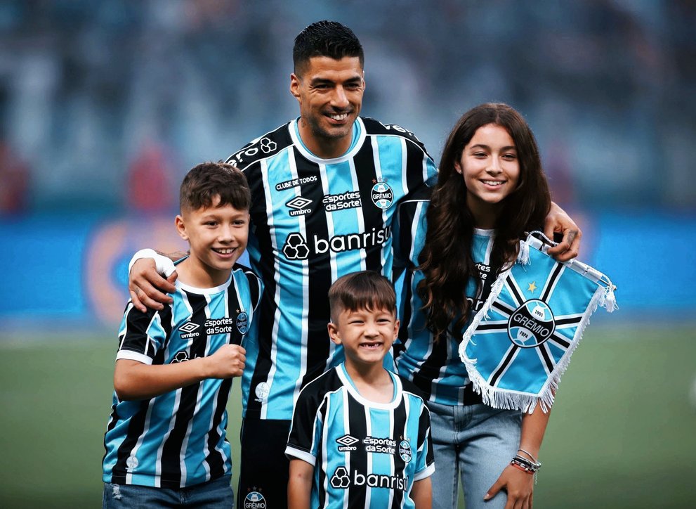 Joaquinlares_'s tweet photo. Yo vi a Luis Suárez jugar en Grêmio 🤩🇪🇪 https://t.co/RVTDCaL8I3