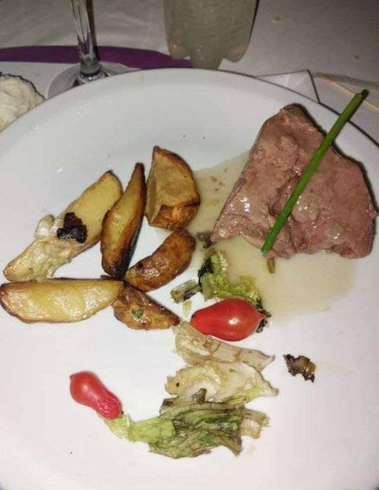 La fiesta del empleado público San Luis y el plato principal que se paga con plata de los sanluiseños al empresario Cristian Berardi del hotel 2 venados
Esto es robo. Este empresario con la guita del pueblo,cebado por la corrupción de los Rodríguez Saa, hay que cortarle el chorro
