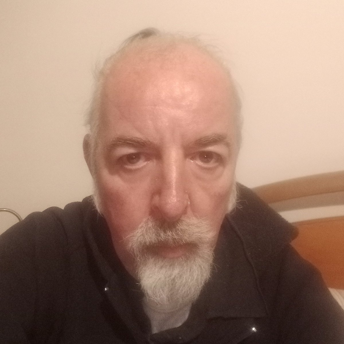 Maxrap72's tweet photo. Ho molto freddo e sono debole il battito del mio cuore e lento non si sente già vedo tutti farfalle colorate e già sento aria di primavera dentro di me cieli azzurri un grande prato e un cavallo bianco che mi viene incontro per me è una grande luce che illumina la mia stanza https://t.co/hlvyme6FDF