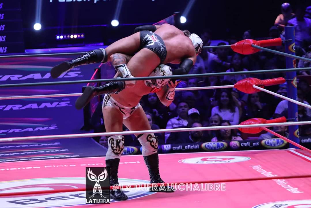 LaTijeraLucha's tweet photo. Con gran regreso del bando técnico en la tercera y definitiva caída, se llevan la victoria sobre la #OlaBlancaColiseina,gran trabajo de #Diamond,#Astral y #HalconSurianoJr (quien lució equipo al estilo gringos locos) para vencer a #EnfermeroJr #HermanoKaronteI y #HermanoKaronteII https://t.co/QYSiumT7SK