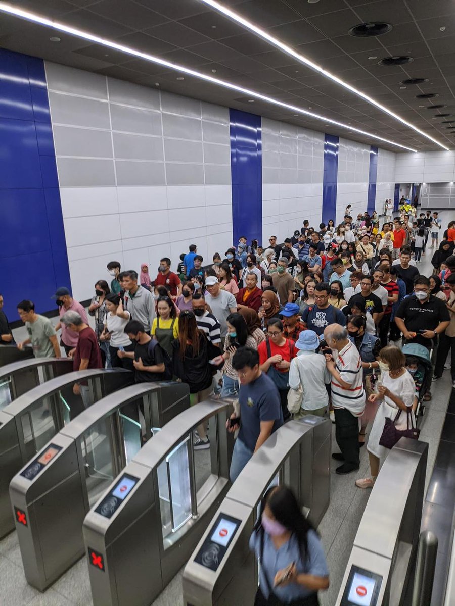 NajibRazak's tweet photo. Stesen MRT TRX semalam.  

Ramainya orang yang berkunjung. https://t.co/5p3yF1vgaU