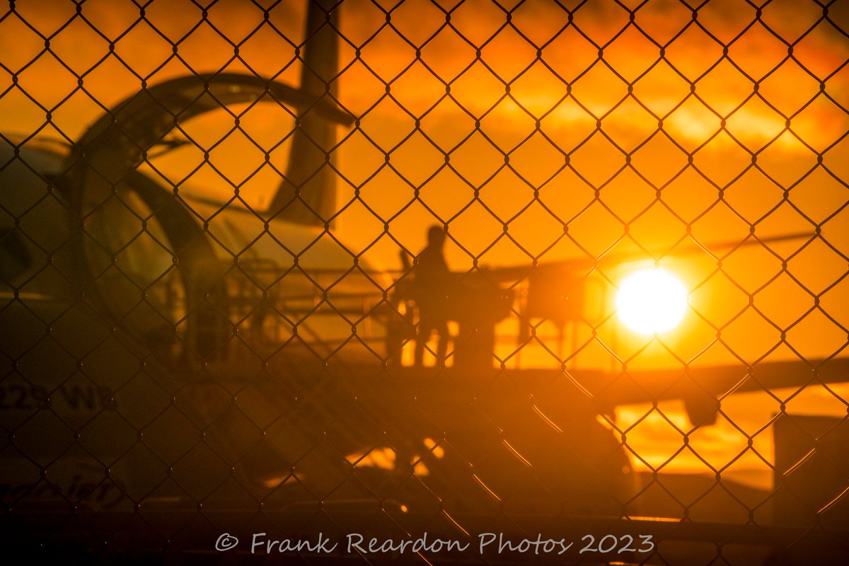 FrankReardon1's tweet photo. Spotted Chrono Aviation cargo Boeing 737-8Q8(SF) #B738 in #Iqaluit #Nunavut at sunset #CGVZB on DEC.2.2023 #YFBSpotters #YFB #ArcticAviation #Cargo @ChronoAviation https://t.co/DbQjKI4VMl