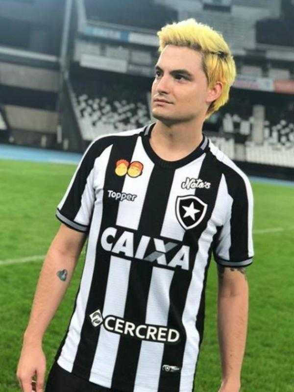 peppipets's tweet photo. Departamento de marketing do Botafogo trabalhou ANOS p/ passar a imagem de um time "Simpático, que ngm fora do RJ odeia e tds torcem pra um dia eles se recomporem"

Aí chega essas 2 figuras e DESTRUÍRAM qualquer simpatia que as pessoas tinham pelo clube

Tão de parabéns!👏👏👏👏 https://t.co/wUDpHrUUNG