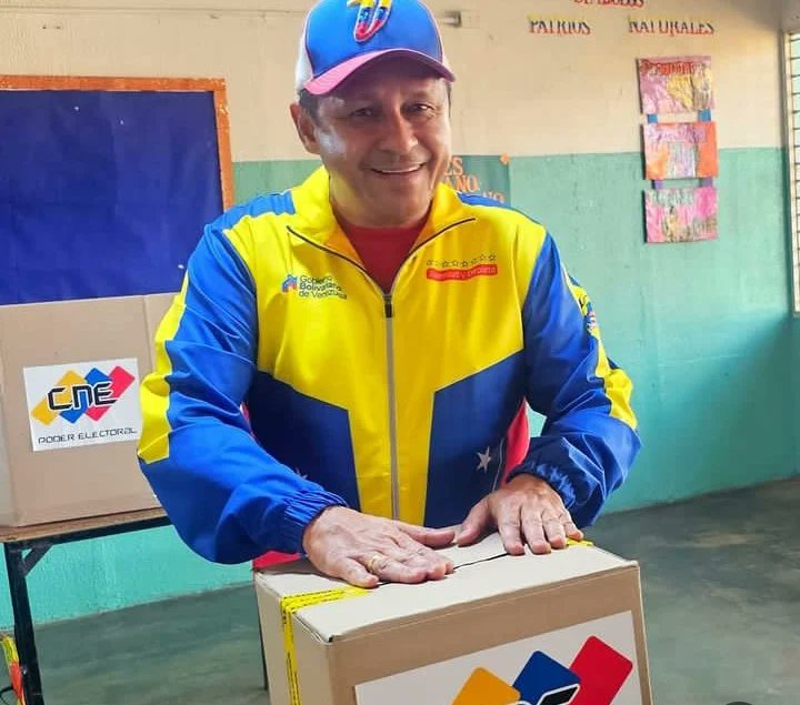 CVG_Oficial's tweet image. Las autoridades de la Junta Interventora de la CVG, así como los pdtes. y trabajadores de las empresas del Holding ejercieron su derecho al voto con espíritu de unión nacional, con un solo color, una sola bandera y amor por nuestra Venezuela, en defensa de nuestro territorio.