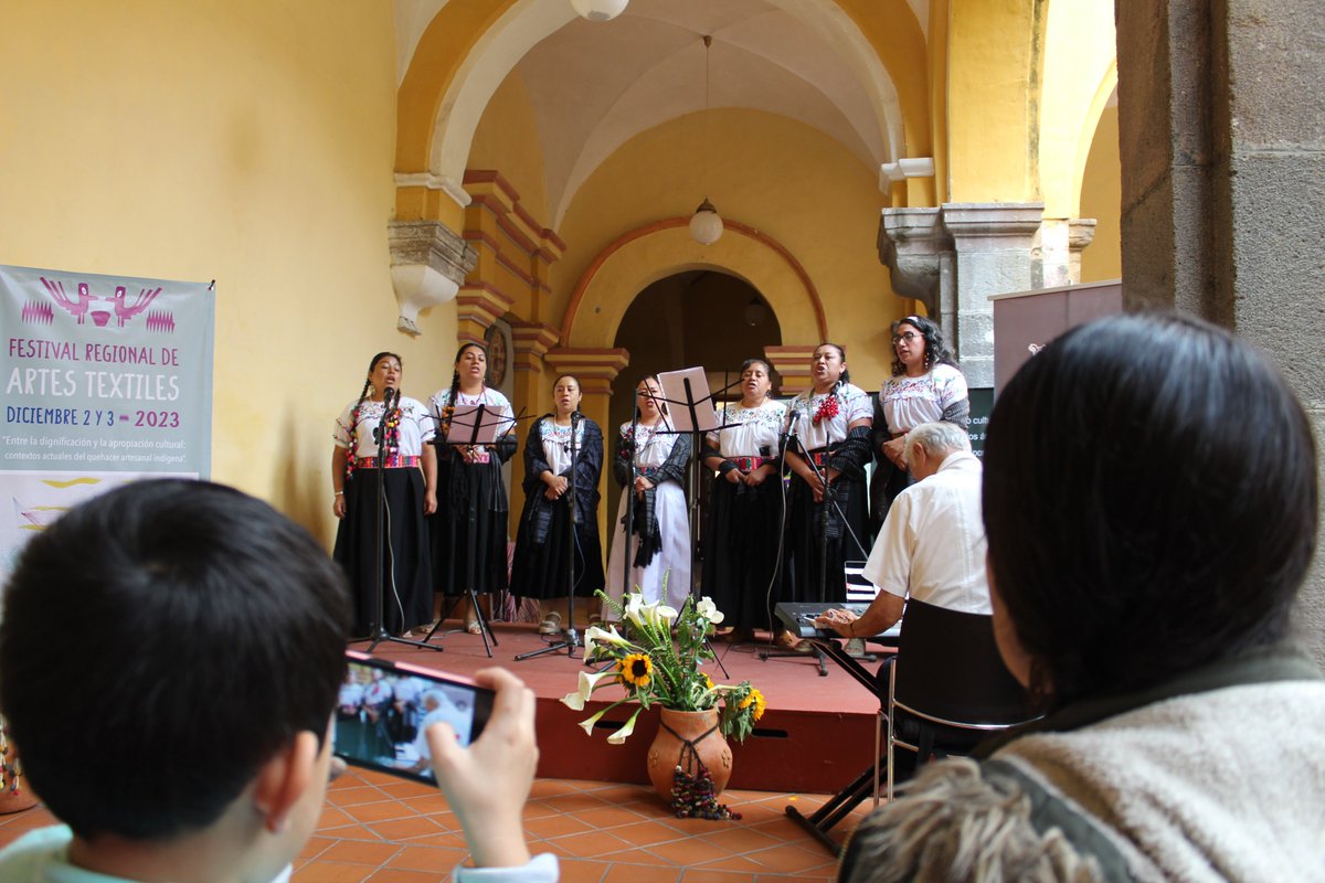 MAEVorizaba's tweet photo. Con un repertorio en lengua náhuatl se presentó en el #MAEV el Coro Metzonalli actividad de la séptima edición del Festival de Artes Textiles de Zongolica FRAT 2023 que hoy concluye sus actividades en Orizaba https://t.co/8Jqorws2kA