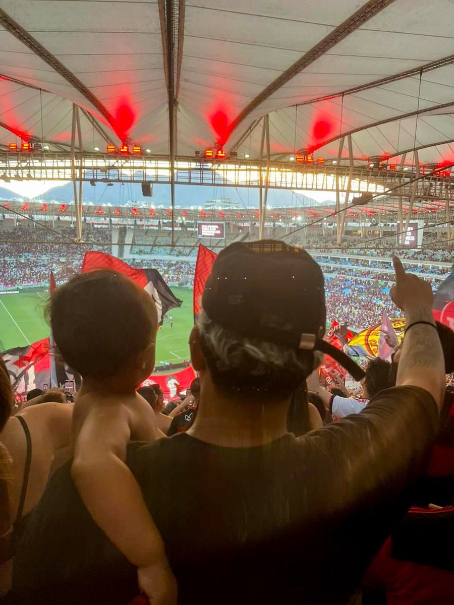 jorgediogo97's tweet image. “De pai para filho” esse ano construímos diversas histórias juntos filho,em 2022 viveu um dos melhores anos da história do Flamengo e 2023 um dos piores anos,fase boa e ruim isso que molda o caráter do torcedor rubro negro,vamos juntos para o próximo capítulo,2024 é logo ali.
