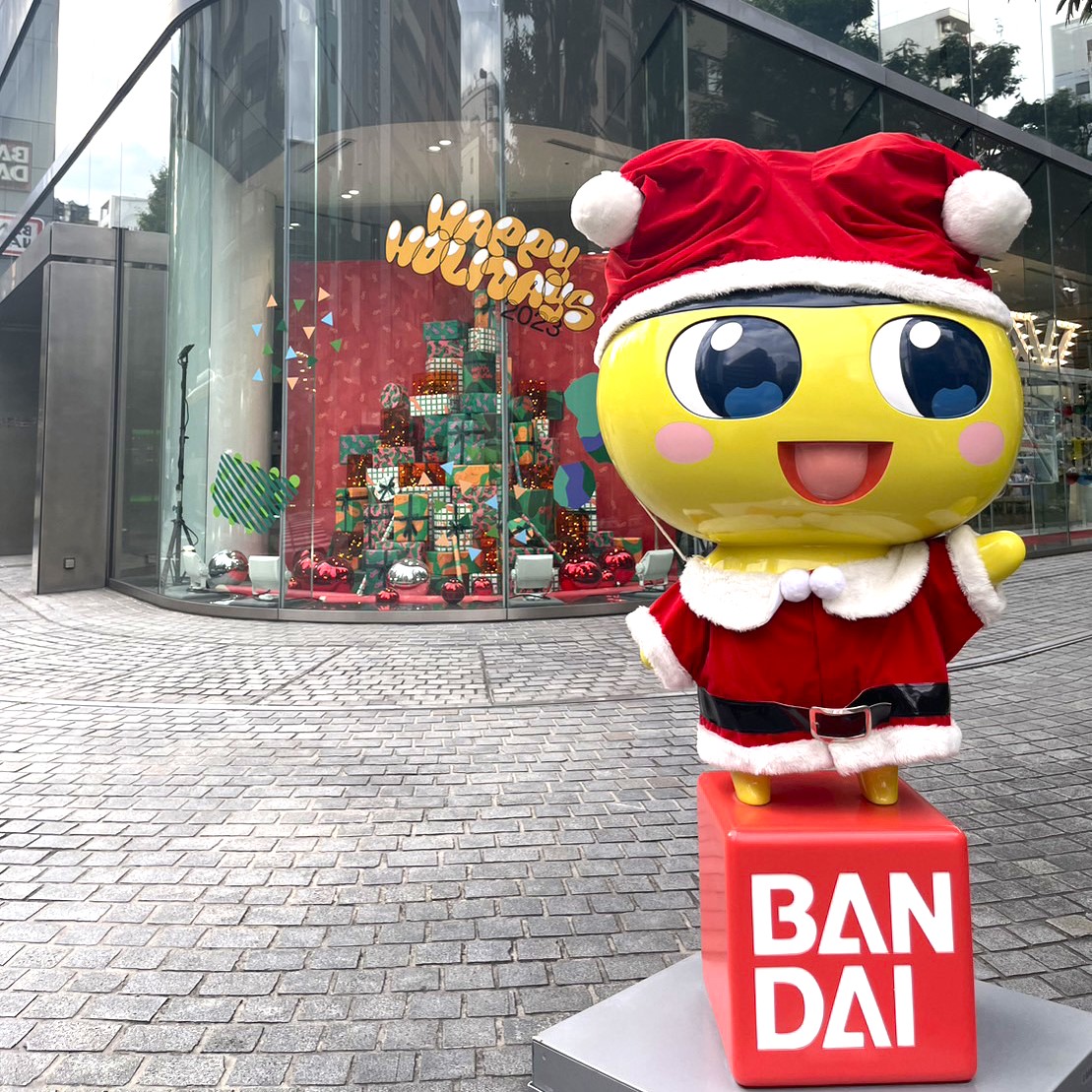 バンダイ本社前のまめっちもサンタさんになったよ♪🎅 みんなに