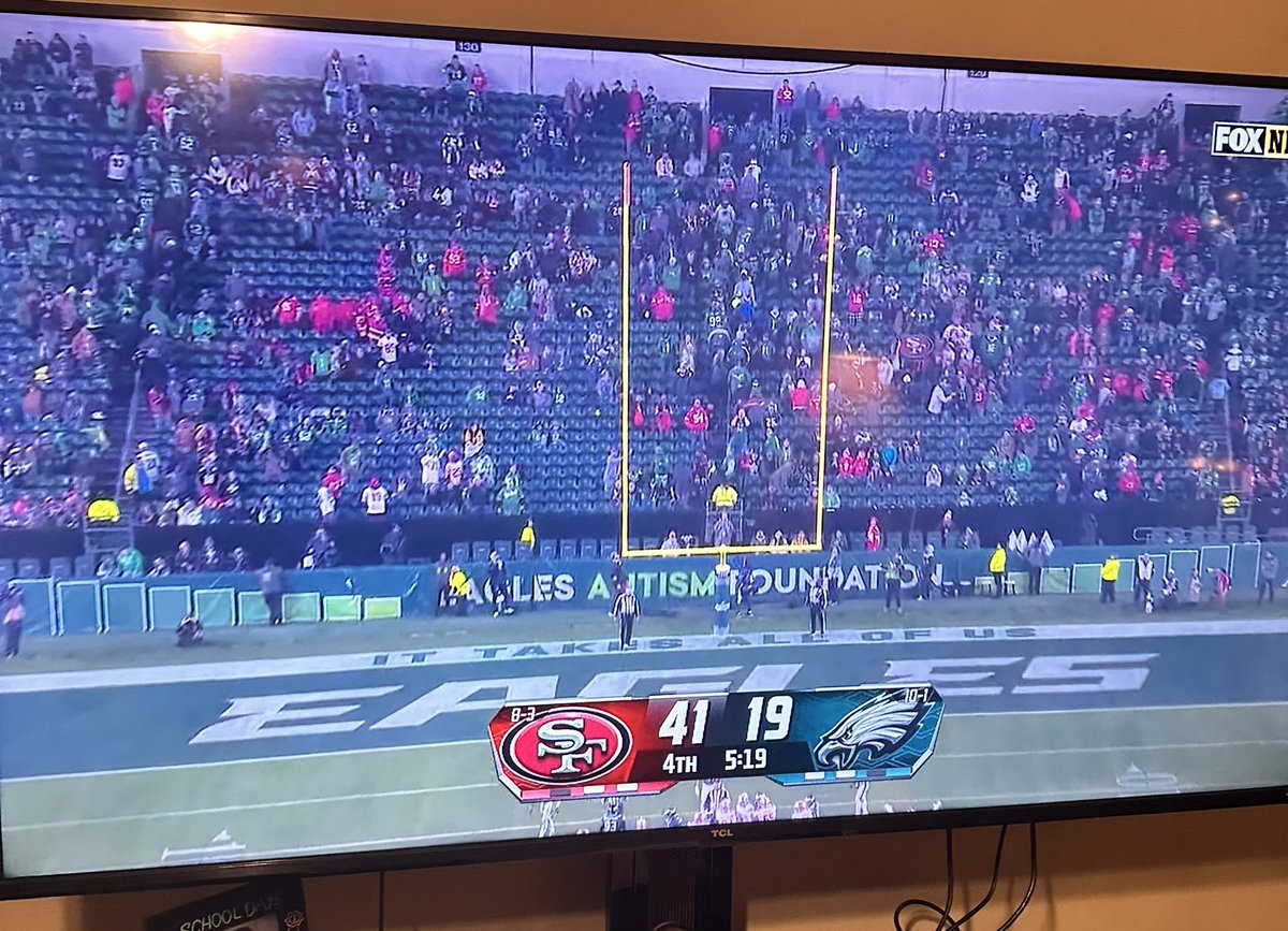 pain1984's tweet photo. Where those dedicated Eagles fans? #ByeFansBye Fair Weather fans I guess…. #ByeEaglesBye https://t.co/35B8ymdEhl