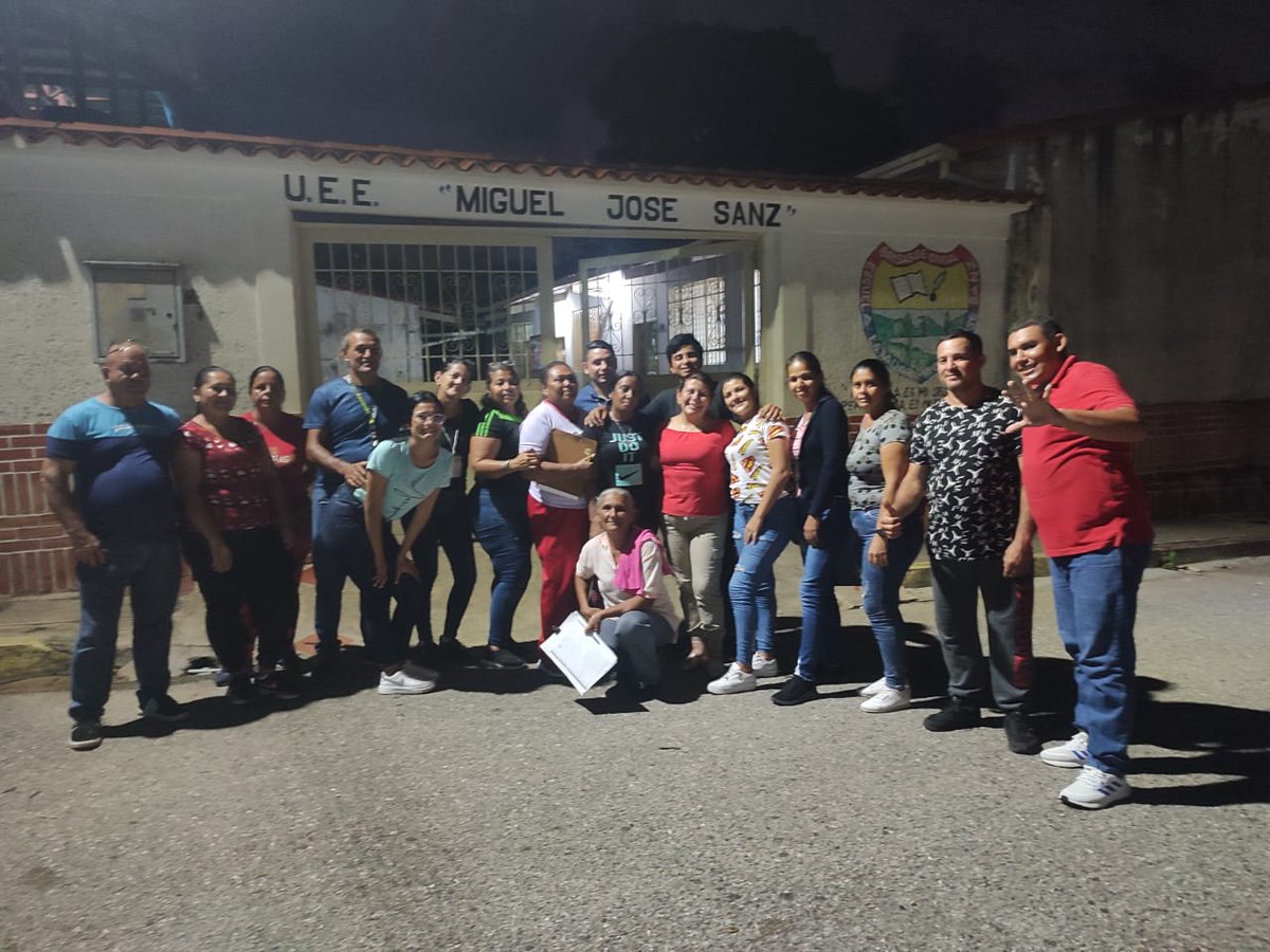 EDITHGUER's tweet photo. #SeguimosEnBatalla #ElEsequiboEsDeVenezuela Seguimos Activos desd la UBCH MIGUEL JOSE SANZ 7:56pm con todo el equipo de la UBCH LIDERES D COMUNIDAD JEFES D CALLES PODER POPULAR en Pleno desarrollo en defensa d nuestra Soberanía @NicolasMaduro. @dcabellor @drodriven2 @jorgerpsuv https://t.co/OTyzhGd281