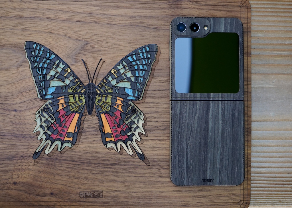Toastmade's tweet photo. It is our mission to impress and astonish. Send us any design, big or small, and we'll get it etched on your device cover!

#custommade #Macbook #macbookcover #apple #applemacbook #macbookpro #laptopcase #laptopcover #macbookproretina #realwood #woodworking #laserengraving https://t.co/YzeDWi6FVR