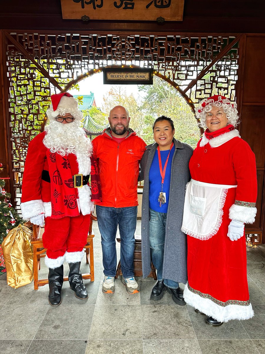 It was so nice to visit my friend @lorrainelowe_ today at the Dr. Sun Yat-Sen Classical Chinese Garden in Vancouver (@vangarden) for the Chinatown Holiday Market. I’m thankful for the invitation to join in this celebration of community spirit!