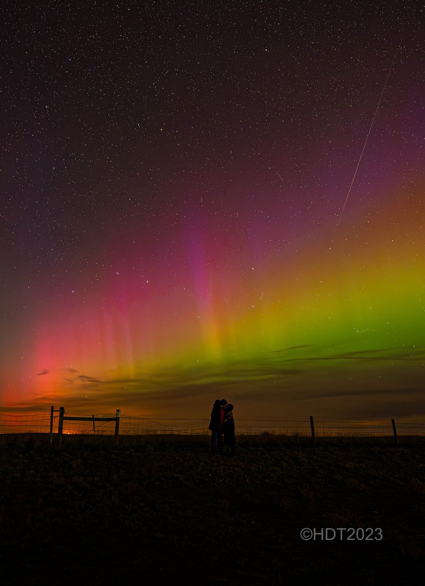 theauroraguy's tweet photo. "The Kiss"
East of Calgary, 20231202T0116Z
The three loves of my life, Caran, the aurora, and Meteors, all caught in one image! God is gracious!  #Aurora #Auroraborealis #Meteor #Love https://t.co/IM96WMK5mf