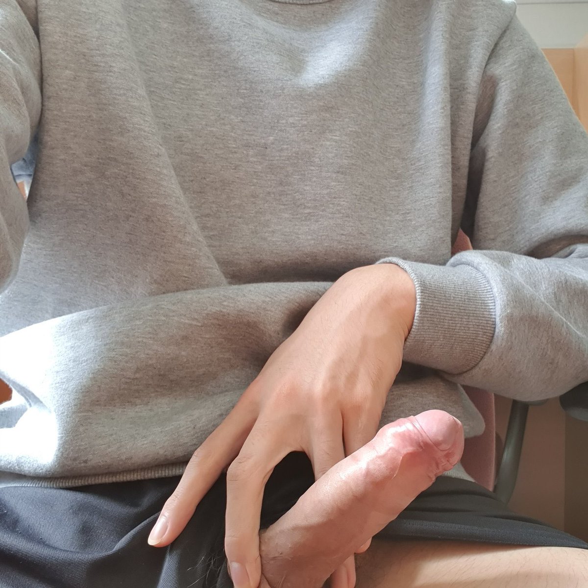 Selamat pagi. Seperti biasa, selalu ada yang bangun dan minta dikocok.