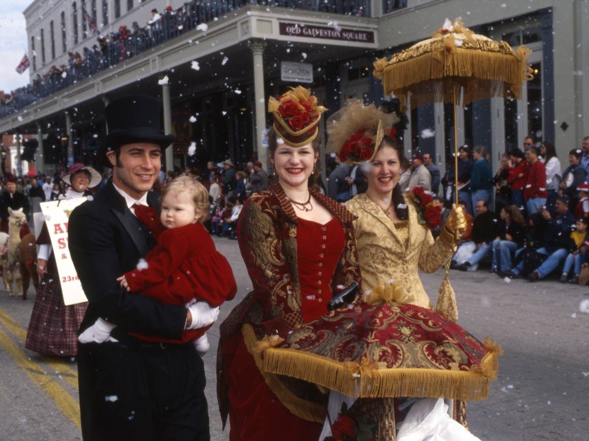 Did you know that Galveston's Dickens on The Strand transforms its historic streets into a Victorian wonderland every year? Immerse yourself in the charm of yesteryear with period costumes, festive traditions, and a dash of Dickensian magic! 

📸 credit: @visitgalveston