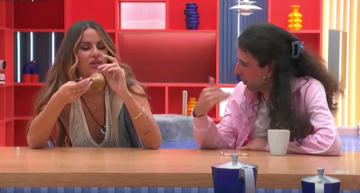 Tyshha's tweet image. #GHVIP3D #GHVIP4D
No me extraña que Pilar esté dolida. Albert ha estado en su casa durmiendo, comiendo y la trata como una mierda porque solo piensa en clave de concurso. Es que tanto falserío es insoportable