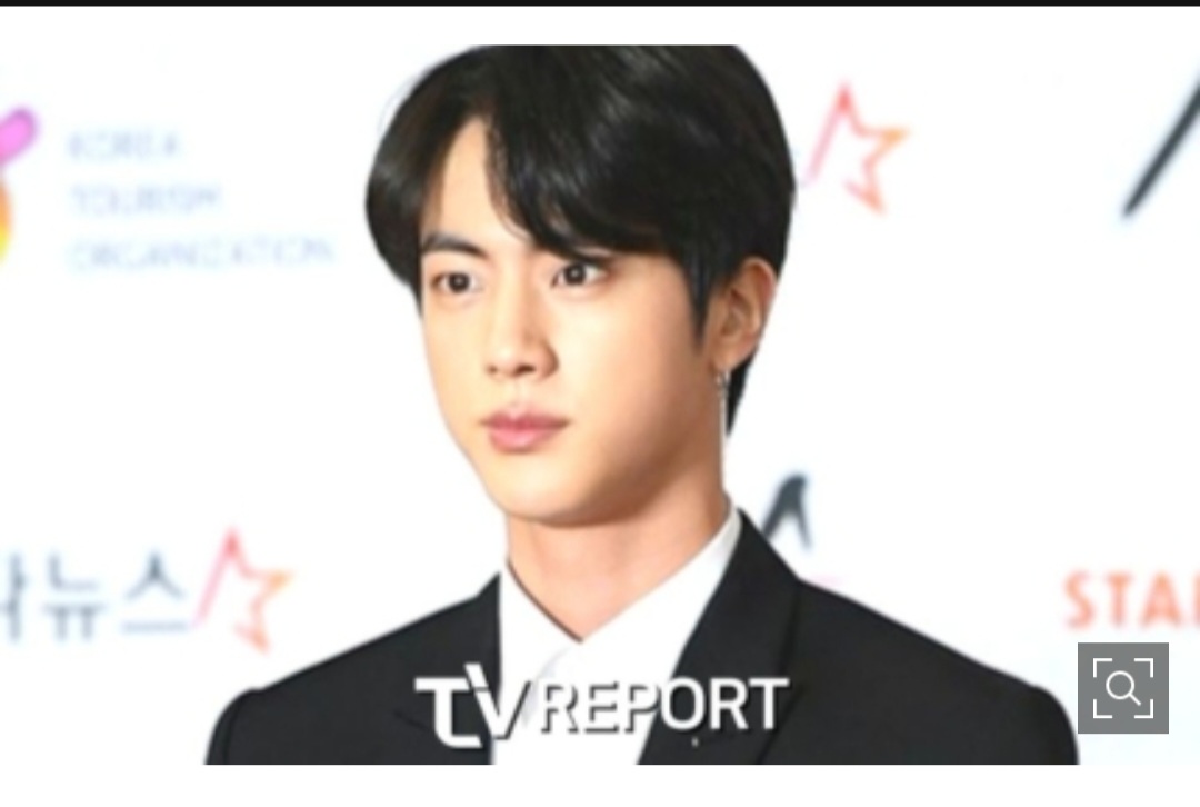 Jiniya1204's tweet photo. K media talks about Seokjin's potential in acting :)
12/4 TVReport<Acting plz! Idols with actor quality face - Jin>
Fans often refer certain favorate idol stars as having 'actor-like' face. This imlplies their well-defined/clean cut facial attributes shine dominantly when they act.
#Jin is an idol with actor-like face. Jin from the world-famous BTS is definitely also one of those figures whom fans r eagerly anticipating to see make his acting debut. He stands out particularly during close-ups or single shots at events or on stage where his handsome looks dazzle.
Fans express their wishes to see him especially on the movie screen due to his appearance that changes the surrounding vibes through his (transitioning) gaze.
Actor Kim Namgil has also once commented on Jin's actor-quality face.
During an online channel interview on 'DICON' in 2020', Kim mentioned while looking at a sample book featuring Jin's face, "It would be really nice if he pursued acting. Even though he is an idol, he also has the face of an actor." He additionally pointed out that Jin's vibe changes in accordance with the atmosphere/ambinance.
https://t.co/sBM0uPpt0D
#jin #방탄소년단진
