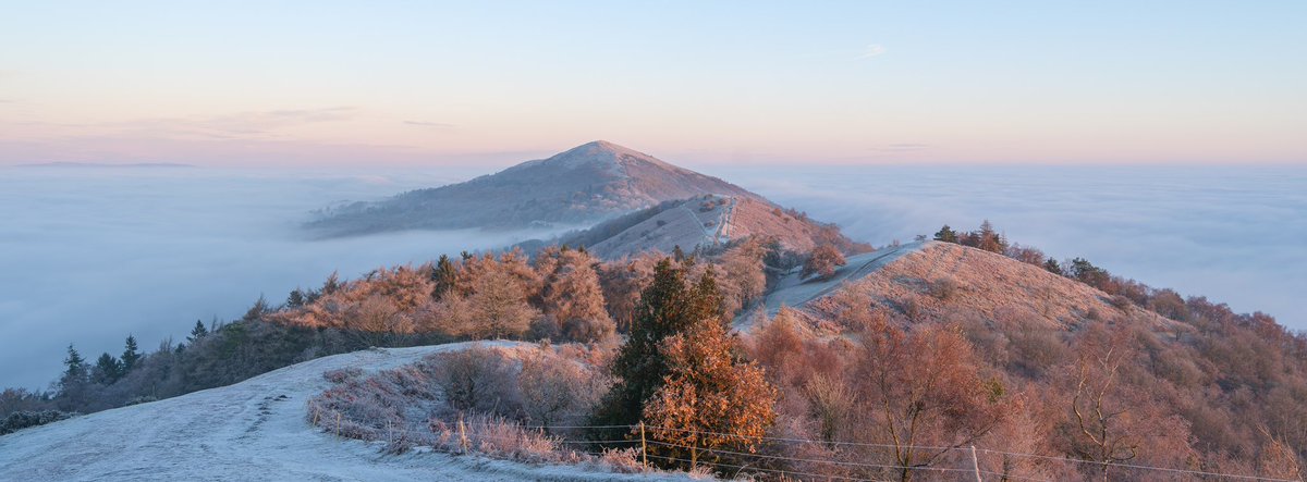 Following the ridge towards Pinnacle hill, the inversion as far as the eye could see in all directions stretched to the horizon. It was a truly magical start to the day and the perfect aperitif to my 4 year olds princess party. @MalvHillsTrust @TheMalvernsTIC @TheMalvernsTIC