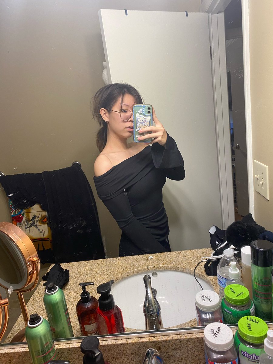 shiyeon0's tweet photo. Just thinking about how healthier Im doing without my ex. 💀 Havnt been able to date again because of past experiences. #weightloss #MentalHealthAwareness https://t.co/7yz3bJUj2A